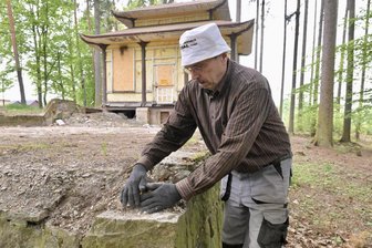 Parkretter können durchstarten: Kirchberg und Gartendenkmalverein Park Saupersdorf einigen sich auf Pachtvertrag - Frank Schmidt vom Verein Gartendenkmal Park Saupersdorf bei einem Arbeitseinsatz.