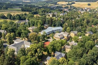 Parks und Gärten im Vogtland: Flanieren unter alten Alleen und zwischen "Gelben Häusern" in Rodewisch - 27 Fußballspiele könnten gleichzeitig auf dem Gelände des Sächsischen Krankenhauses stattfinden, wenn es denn Fußballrasen wäre. Das Typische: Zwischen viel grün lugen die gelben Klinkerbauten hervor.