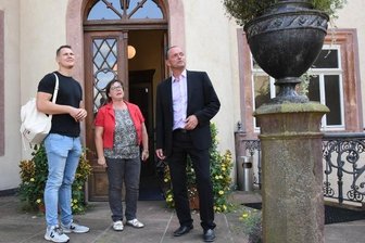 Parksanierung vor dem Start - Bundestagsabgeordneter Carlos Kasper lässt sich von der Ortsvorsteherin Annett Groh und Oberbürgermeister Gerd Härtig (von links) die Sanierungspläne für Schloss Wolkenburg erklären.
