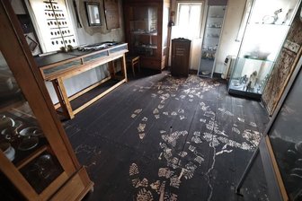 Parkschänke bleibt wohl ein Jahr lang geschlossen - Eine dicke Rußschicht hat sich auf alle Exponate im historischen Fachwerkhaus gelegt. 