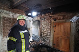 Parkschänke in Wildenfels: Osterausstellung kurz vor der Eröffnung durch Feuer zerstört - Bürgermeister von Wildenfels und Feuerwehrmann Tino Kögler in der zerstörten Parkschänke