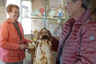 Parkschänke stimmt auf Ostern ein - Ellinor Strobelt platziert in der Schau den mit Ostermotiv verzierten Zuckerhut aus den 1930er-Jahren und Renate Topel einen Korb mit Ostereiern.