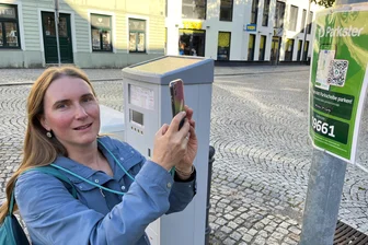 Parkschein per Smartphone: Wie gut funktioniert das in Hainichen? - „Freie Presse“-Redakteurin Franziska Bernhardt-Muth hat am Montag auf dem Markt in Hainichen die Parkster-App getestet. Zum Herunterladen lässt sich ein QR-Code scannen.