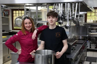 Parkschlösschen Lichtenstein: Hier kocht die Chefin selbst – demnächst mit Mario Basler - Restaurant-Chefin Katrin Sehr steht seit Jahresbeginn zusammen mit Koch Julian Keilhack in der Küche des Parkschlösschens. Zweimal monatlich wird hier im Rahmen der Reihe „Let’s Cook Boss“ richtig experimentiert.