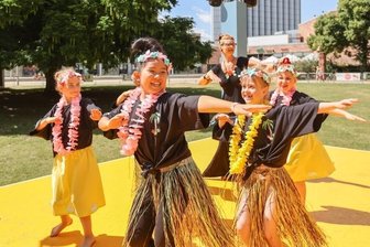 Parksommer 2022: Hula, Quiz, Musik und Wortwitz - Donnerstags ist Hula-Tanz-Zeit beim Parksommer. Mit Ausnahme des Auftakttages laden ab 17 Uhr die Hula Kids mit ihrer Lehrerin Nancy Tschirch von der Tanzoase Chemnitz zum Tanz in den Stadthallenpark. 