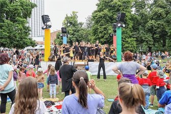 Parksommer, Brauereimarkt und Open Air auf dem Theaterplatz: Das ist diese Woche in Chemnitz los - Die Nachwuchsteams des Studios W.M. traten beim Musikpicknick im Vorjahr im Stadthallenpark zum Auftakt des Parksommers vor hunderten kleinen Gästen auf. Auch dieses Jahr werden wieder viele Kinder in der City erwartet. Picknickkörbe und -decken dürfen mitgebracht werden.