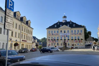 Parkticket in Hainichen ab sofort auch über das Smartphone erhältlich: Wie das zwei Leserinnen finden - Für das Parken auf dem Markt kann nun auch ein digitales Ticket gelöst werden.