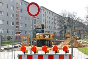 Parkverbot am Wendehammer: Bauarbeiten an der Tschaikowskistraße in Freiberg - Wegen Straßenbauarbeiten in der Maxim-Gorki-Straße gibt es eine Behelfsumfahrung von der Tschaikowski Straße am Wendeplatz Apotheke vorbei. Der Parkplatz wird gesperrt.