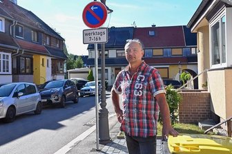 Parkverbot vor der eigenen Haustür: Streit mit dem Chemnitzer Müllentsorger - Am Wendegang in Chemnitz-Borna wurde kürzlich ein zeitlich beschränktes Parkverbot erlassen. Das stellt allerdings die Parksituation im Wohngebiet sowie die Alltagsabläufe auf den Kopf. Ivo Köhler ist einer der Betroffenen.
