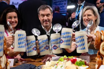 Parlament stellt Bericht mit Vorwürfen gegen CSU-Vize online - Angelika Niebler (r) ist eine der Stellvertreterinnen von CSU-Parteichef Markus Söder. Hier ist sie rechts zu sehen, wie sie mit Söder und Dorothee Bär (l) beim Politischen Aschermittwoch anstößt. (Archivbild)