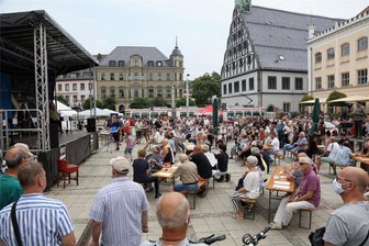 Parteien im Landkreis Zwickau: Wer Mitglieder gewinnt – und wer verliert - Das Interesse der Wähler an Kommunalpolitik ist groß, wie sich hier beim „Kandidaten-Grillen“ vor den OB-Wahlen auf dem Zwickauer Hauptmarkt zeigte. Sich selbst einbringen und mitgestalten wollen aber nur die wenigsten.