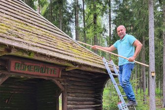Parteiunabhängig mit langer Tradition: Freie Wähler von Bad Elster und Markneukirchen als Vorreiter des aktuellen Trends - Im Einsatz: Peter Kostek, Vizechef der Freien Wähler Bad Elster, befreit das Dach der Römerhütte am Arnsgrüner Kirchsteig vom Moos. Der seit 34 Jahren bestehende Verein hat wie einige politische Vereinigungen der Bäderstadt die Patenschaft über eine der Schutzhütten in den Wäldern um den Kurort übernommen.