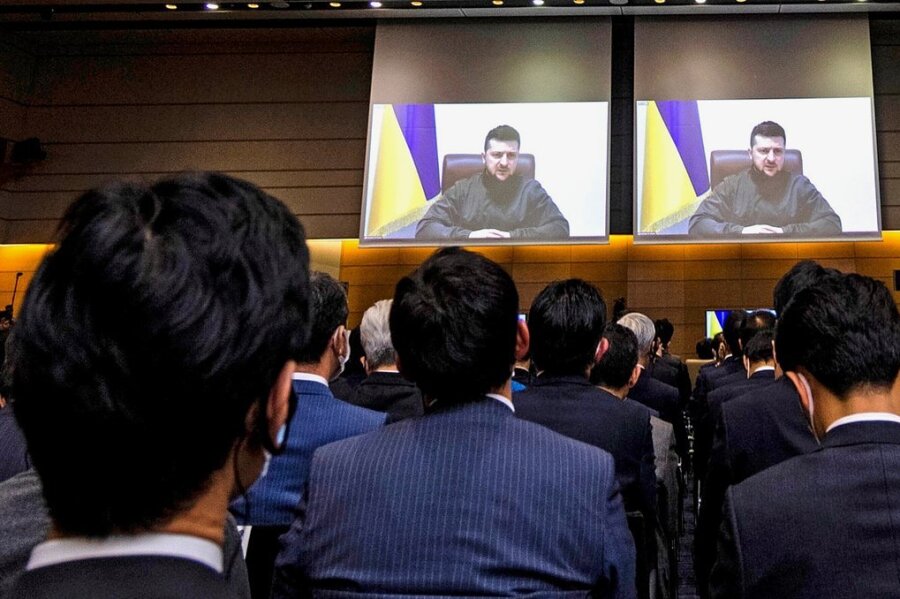 Parteiverbote und Medienkontrolle: Wie demokratisch ist die Ukraine im Krieg? - Der ukrainische Präsident Wolodymyr Selenskyj wendet sich per Videoschalte an die Abgeordneten des japanischen Unterhauses in Tokio. 