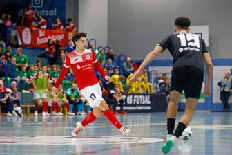 Partie abgesagt: Fortuna Düsseldorf will nicht nach Hohenstein-Ernstthal kommen - Nationalspieler Kim Herterich (rot) und sein Team HOT 05 Futsal haben ungeplant spielfrei.