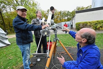 Partielle Sonnenfinsternis: Chemnitzer Astro-Fans und das lange Warten auf die Sonne - Gerhard Fronig, Wolfgang Hinz und Gerhard Loose (v. l.) beim Bedienen des Linsenteleskops für die partielle Sonnenfinsternis. 