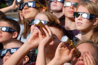 Partielle Sonnenfinsternis im Erzgebirge: Wann sie stattfindet und wo sie am besten bestaunt werden kann - Auch im Erzgebirge lässt sich die Sonnenfinsternis bestaunen, falls das Wetter mitspielt.