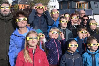 Partielle Sonnenfinsternis in der Sternwarte Schneeberg: Wenn der Mond an der Sonne knabbert - Rund 150 Besucher haben sich am Dienstag in der Sternwarte Schneeberg eingefunden, um die partielle Sonnenfinsternis zu verfolgen.
