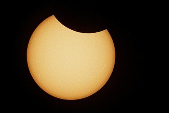 Partielle Sonnenfinsternis über Südwestsachsen: Hier kann man sie am besten sehen - Nur alle paar Jahre ist eine partielle Sonnenfinsternis wie im Foto im Juni 2021 über Köln am gleichen Ort zu erleben. Am Dienstag gegen Mittag ist nach rund sieben Jahren in Südwestsachsen wieder soweit. Experten warnen aber vor dem ungeschützten Blick in Richtung Sonne. Schon gar nicht sollte man Fernrohr oder Fernglas ohne entsprechende Filter auf die Sonne richten. Die Sternwarten der Region bieten gute Möglichkeiten, die Sonnenfinsternis sicher zu verfolgen. Foto: Henning Kaiser/dpa/Archiv