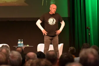 Partner des VFC Plauen lockt Mario Basler nach Meerane - Mario Basler - hier bei einer Live-Show in Schneeberg - kommt im Oktober nach Meerane.