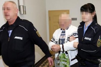 Partnerin zu Tode gefahren - 89-Jähriger wegen Mordvorwurfs vor Gericht - 