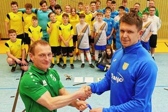 Partnerschaft neu belebt - Jugendleiter Matthias Reichardt (links) vom FV Amtsberg hatte für Trainer Adam Zielinski und die jungen Fußballer aus der polnischen Partnergemeinde Cekow kleine Geschenke parat. 