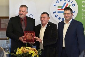 Partnerschaft über Grenzen: Preis geht ins Vogtland - Vladimir Vorm (links) und André Worbs (Mitte) mit dem Preis und Laudator Thomas Hennig.