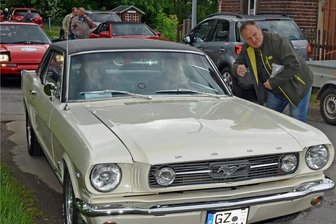 Partnerschaft zwischen Langenau in Ost- und in Westdeutschland: Liebe für Oldtimer verbindet - Brand-Erbisdorfs OB Martin Antonov wies als Regulierungsposten die Fahrzeuge auf der Bahnhofstraße ein.
