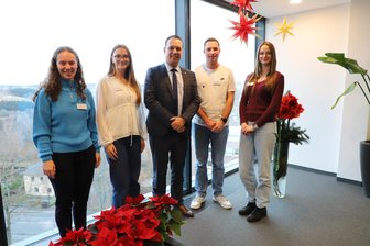 Partnerschaftswochenende im Erzgebirge: Delegationen aus vier Landkreisen reisen an - Landrat Rico Anton (M.) begrüßte im Vorfeld des Partnerschaftswochenendes vier Auszubildende aus dem Partnerlandkreis Ansbach zu einem Austauschprogramm.