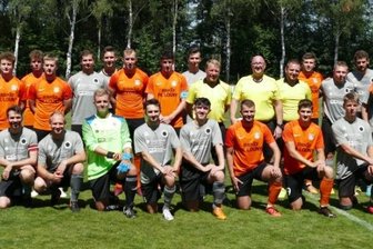 Partnerstadt-Duell soll erfolgreiche Saison einläuten - Vor dem Anpfiff nahmen sich die Kicker des FSV Zschopau/Krumhermersdorf und aus Louny Zeit für ein gemeinsames Foto. Damit wurde ein Partnerstadt-Duell festgehalten, das es künftig womöglich öfter gibt.