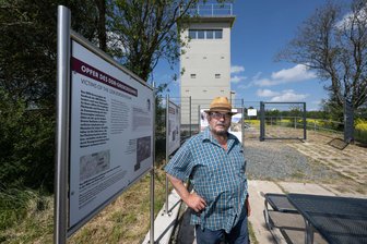 Partnerstädte Plauen und Hof planen Veranstaltungen zu „35 Jahre Deutsche Einheit“ - Der sanierte DDR-Grenzturm in Heinersgrün erinnert an die deutsche Teilung, die vor 35 Jahren überwunden wurde.
