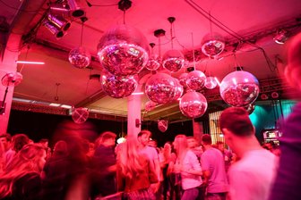 Party ab 7 Uhr morgens ohne Alkohol in Chemnitz. Was ist ein Sober-Morning-Rave? - Auch am Morgen darf man feiern. Dieses Konzept will man jetzt in Chemnitz etablieren.