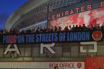 "Party auf Londons Straßen": Arsenal träumt vom großen Coup - Arsenal-Fans zeigen nach dem Titelgewinn ein Banner am Stadion: "Party auf Londons Straßen"