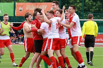 Party beim FC Stollberg: A- und B-Junioren feiern Aufstieg in die Landesliga - Nächste Station Landesliga: Die A-Junioren des FCS haben den Aufstieg geschafft - auf die dramatischste mögliche Weise.