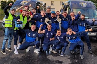Party bis in die Nacht: VFB Fortuna Chemnitz feiert Rückkehr in die Landesliga - Bei der abendlichen Rückkehr ins heimische Stadion an der Beyerstraße kannte der Jubel des frischgebackenen Landesligaaufsteigers vom VfB Fortuna Chemnitz immer noch keine Grenzen.