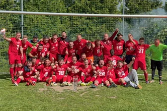 Party bis tief in die Nacht: TSV Ifa Chemnitz feiert Aufstieg in die Fußball-Landesklasse - Jubel beim TSV Ifa: Die Mannschaft ist Kreismeister in Chemnitz und steigt in die Landesklasse auf.