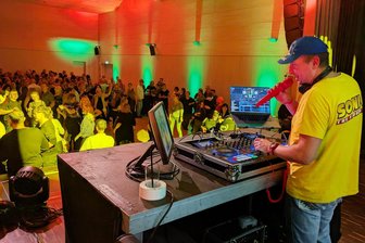 Party im Doppel: Wo im mittleren Erzgebirge gleich zweimal gefeiert wird - Anfang November legte DJ Partyshaker der Ü-30-Partynacht im Zschopauer Bürgersaal auf.