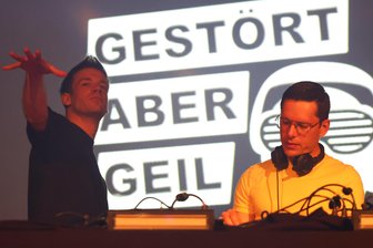 Party im Doppelpack, Lichterzug und weihnachtliche Revue: Im Erzgebirge ist am zweiten Advent für jeden was dabei - Das DJ-Duo Gestört aber geil – hier bei einem Auftritt in der Musikhalle Markneukirchen – legt am Freitagabend in der Festhalle in Annaberg-Buchholz auf.