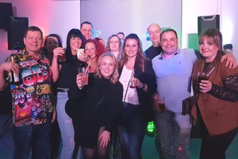 Party im Vogtland: Lengenfelder machen die Nacht zum Tag - Mit viel Partymusik in passender Gesellschaft ließ es sich zur Lengenfelder Disko gut aushalten.
