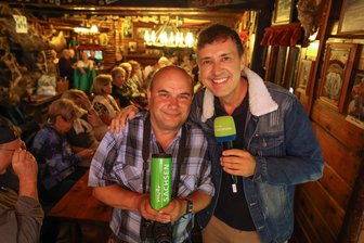Party mit MDR-Moderator Silvio Zschage auf der Westernranch in Hohenstein-Ernstthal - Silvio Zschage (rechts) von MDR Sachsen war mit seinem Musik-Mix-Mobil auf der Westernranch zu Gast. Musikkenner Frank Elste hat einen MDR-Thermobecher gewonnen.