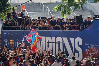 Party mit Pizza: Barça feiert 29. Liga-Titel mit Parade - Zehntausende säumten die Straßen.
