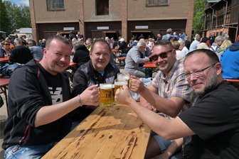 Party, Radsport, Bollerwagen und Gebet: So war Himmelfahrt im Erzgebirge - Auch die Männertagsgruppe Daniel Stein, Sören Wree, Steven Engel und Lars Landgraf (v. l.) feierte den Herrentag.