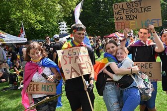 Party und "Kampftag": Eine Bilanz zum Christopher Street Day in Chemnitz - Viele Liebe und Umarmungen für alle boten diese jungen Leute im Stadthallenpark an.