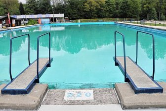 Party und Planschen: Freibad Erdmannsdorf startet in die neue Saison - Das Freibad Erdmannsdorf verfügt unter anderem über ein 50-Meter-Becken.