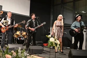 Partyband und Sinfonieorchester sorgen für unvergessliches Neujahrskonzert in Markneukirchen - Pop von der Partyband Karo.