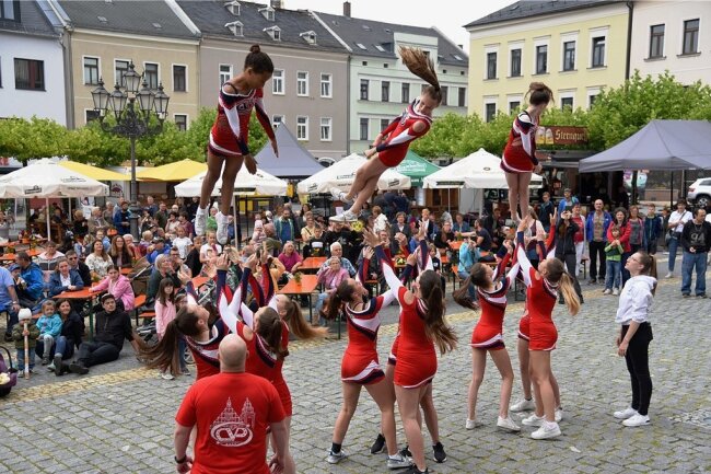 Partylaune zum Oelsnitzer Sperkenfest - Beim Sperkenfest sorgte der Cheerleaderverein Obervogtland mit akrobatischen Einlagen bei den Besuchern für Staunen. Fotos: Christian Schubert