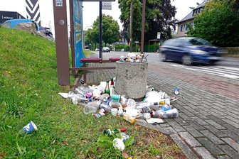 Partymüll vom Grand-Prix-Wochenende sorgt für Ärger und Debatten - Diese Bushaltestelle an der Goldbachstraße war am Freitag alles andere als einladend.