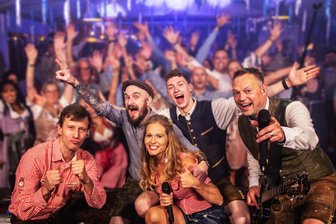 Partymusik mit Anspruch: Wie es eine Chemnitzer Band ins „Künstler Magazin“ geschafft hat - Die Chemnitzer Band Luxus Loft ist eine Party- und Oktoberfestband.