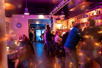 Partys, Biergarten und das Ox: Wie der Neustart für den Alten Schlachthof in Stollberg gelingen soll - „Ox“: So heißt seit wenigen Monaten die Bar im Alten Schlachthof. Im regelmäßigen Barbetrieb sehen die Verantwortlichen einen wichtigen Baustein bei der Belebung des Gebäudes.