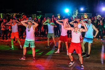 Partystimmung am Kriebsteinsee: Karnevalisten feiern mit Gästen in Höfchen - 