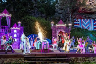 Partystimmung an den Greifensteinen: Theaterensemble und Publikum feiern gemeinsam Musical-Premiere - Die Inszenierung des Musicals „Monty Pythons Spamalot" – entstanden nach dem Film „Die Ritter der Kokosnuss“ – steigert sich zu einer großen und bunten Party, bei der Ensemble und Publikum gleichermaßen begeistert mitfeierten.